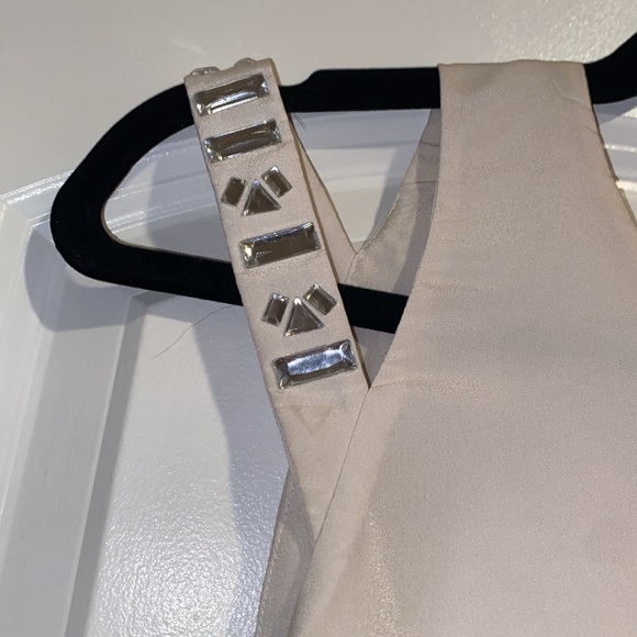 ✨ Jewel Cutout Strap Flowy Tank ✨ - Picture 4 of 6